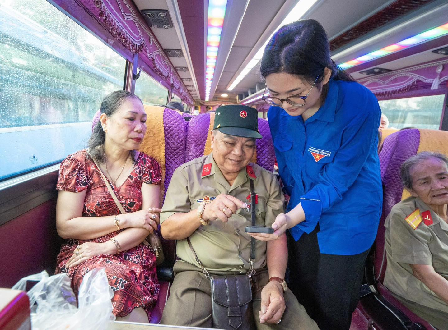 Cán bộ các sở ban ngành thành phớ Cảng tích cực hỗ trợ người dân. Ảnh: Thanh Tu