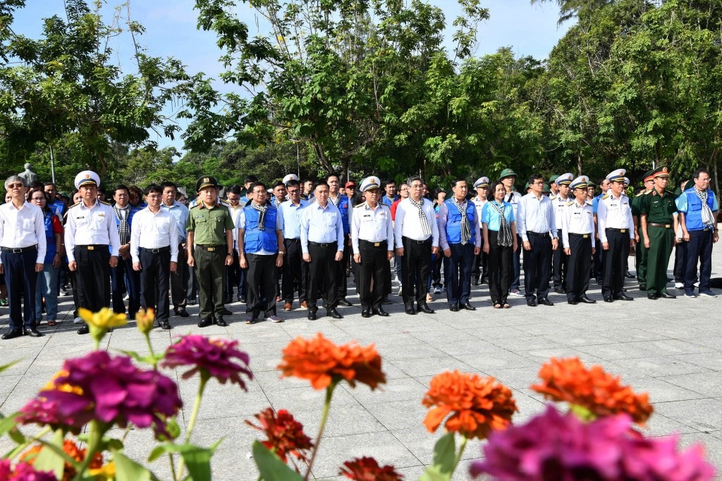 Lãnh đạo đoàn công tác và các đại biểu dâng hoa, dâng hương tại Nghĩa trang Hàng Dương (đặc khu Côn Đảo)