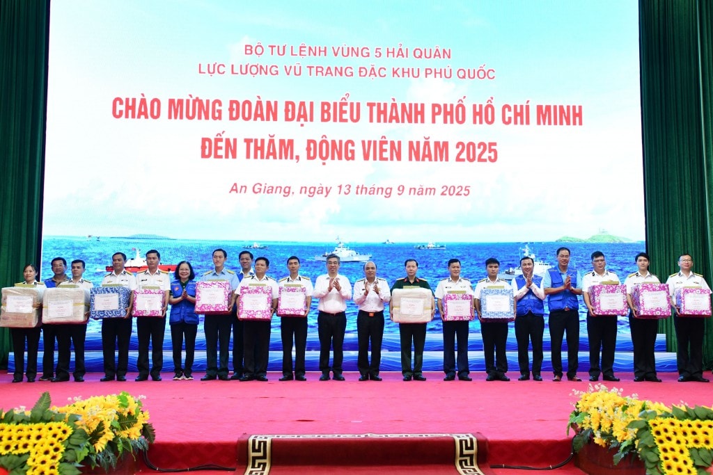 Lãnh đạo Quân chủng Hải quân và TP Hồ Chí Minh tặng quà các đơn vị đóng quân trên đảo Phú Quốc