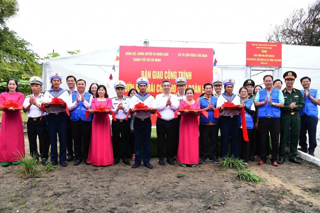 Lãnh đạo TP Hồ Chí Minh cùng các đại biểu cắt băng khánh thành, bàn giao công trình vườn rau mái che tặng Tiểu đoàn 553, Vùng 5 Hải quân