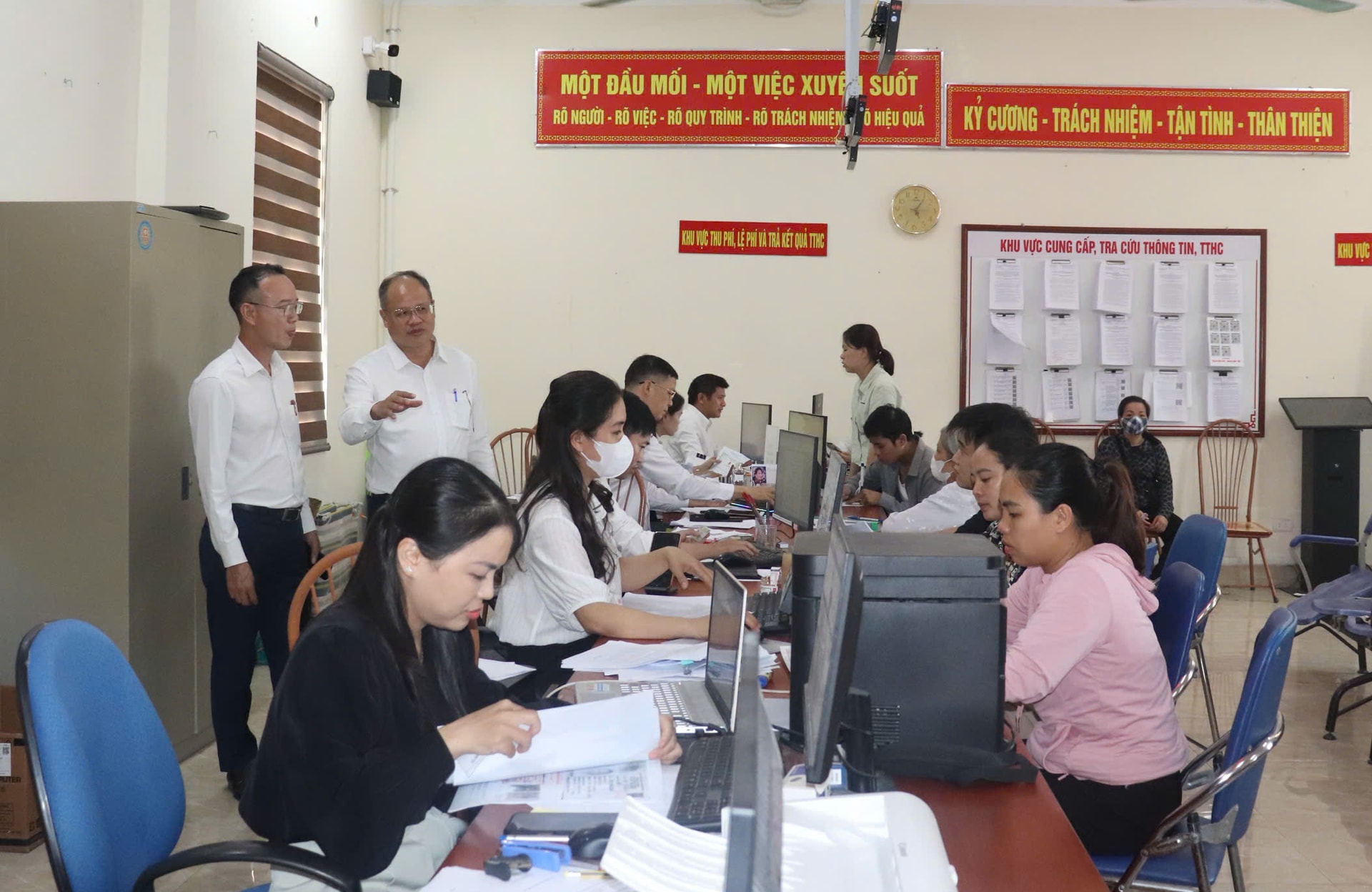 supporting-citizens-with-procedures-for-issuing-land-use-rights-certificates-at-public-administrative-service-point-ភួង-ឌុក-ឃុំ..jpg