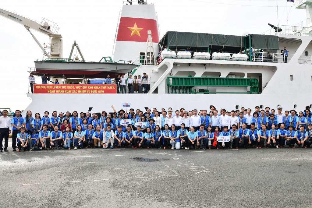 Các đại biểu chụp ảnh lưu niệm trước giờ lên tàu đi thăm cán bộ, chiến sĩ, Nhân dân và các lực lượng trên vùng biển Tây Nam