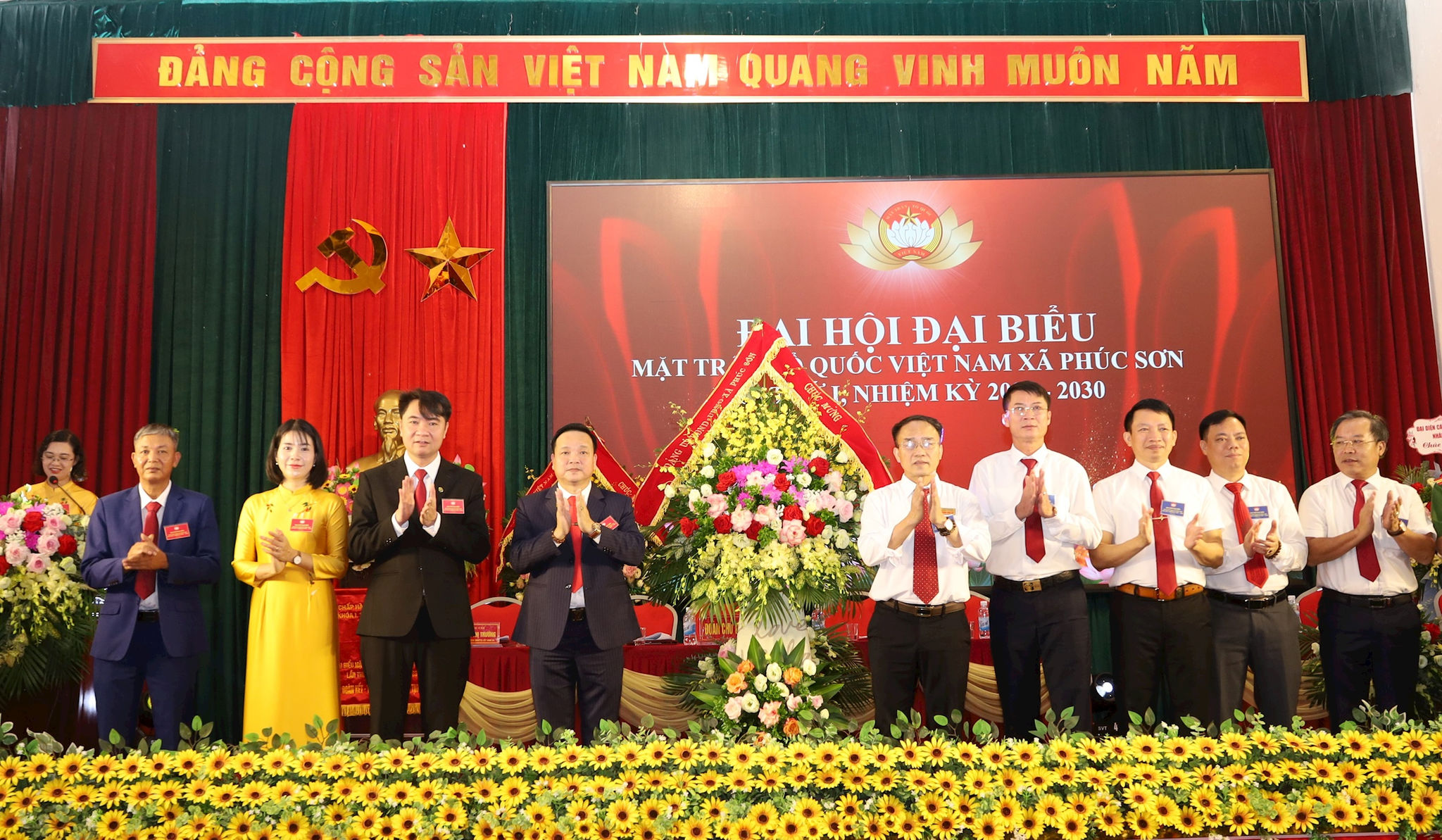 Đảng ủy, HĐND, UBND xã Phúc Sơn tặng hoa chúc mừng Đại hội. Ảnh: Kim Nhuệ