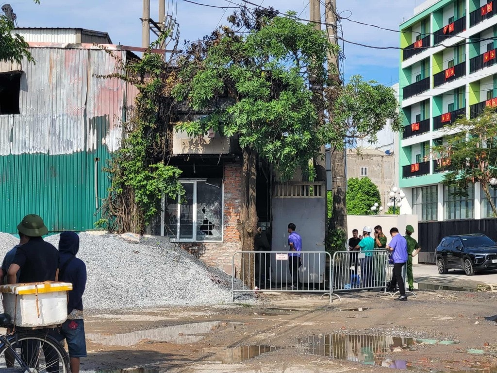 Lực lượng chức năng phong toả hiện trường, điều tra làm rõ nguyên nhân vụ cháy khiến 4 người tử vong