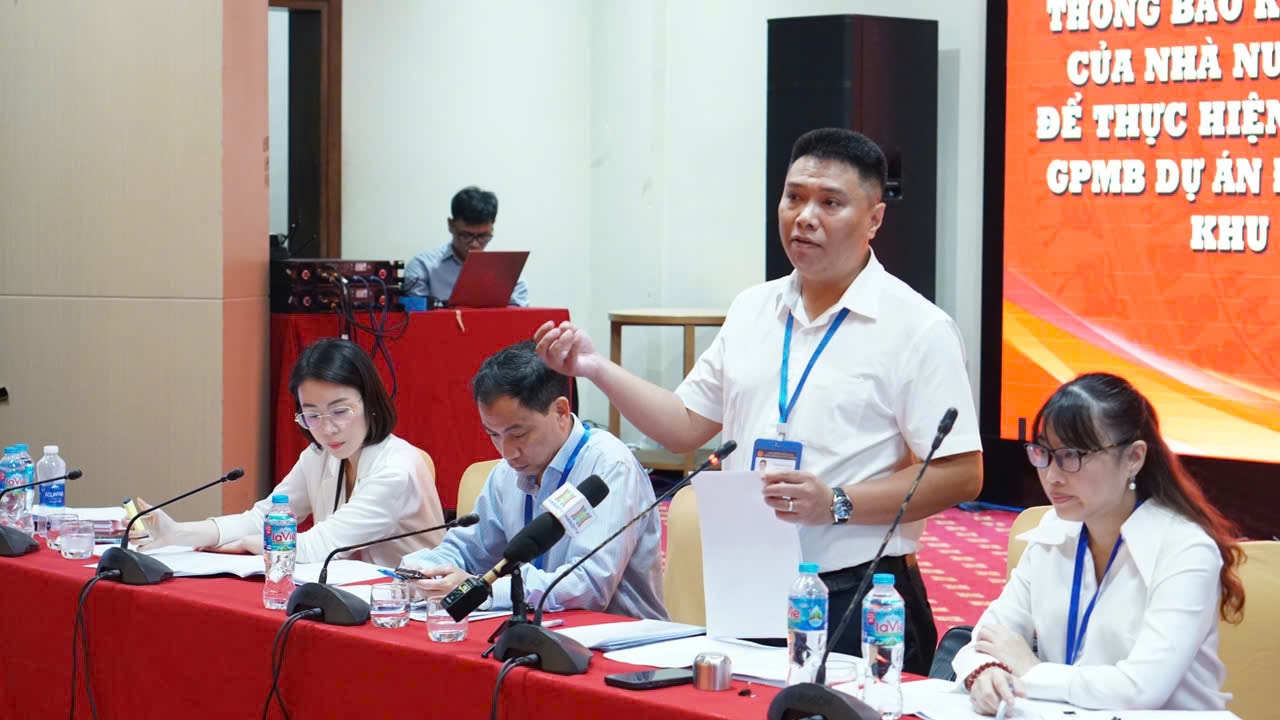 Trưởng phòng Kinh tế hạ tầng và Quản lý Đô thị phường Hoàn Kiếm Ngô Anh Toàn giải đáp một số vướng mắc của tổ chức, cá nhân. Ảnh: Nguyên Anh