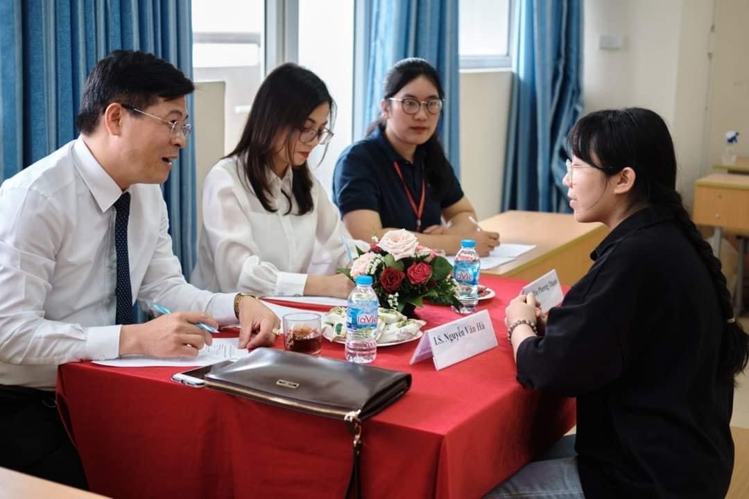 Đoàn Luật sư Hà Nội tư vấn về các kênh phổ biến pháp luật cho người dân. Ảnh: Hà Lan