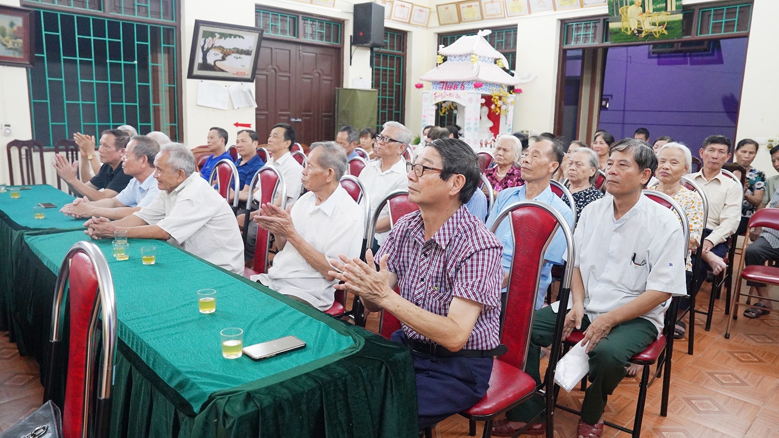 Buổi sinh hoạt chuyên đề tại nhà văn hóa của chi bộ thôn 6 xã Thạch Thất có rất nhiều đảng viên cao tuổi hào hứng tham gia. Ảnh: Hữu Tiệp
