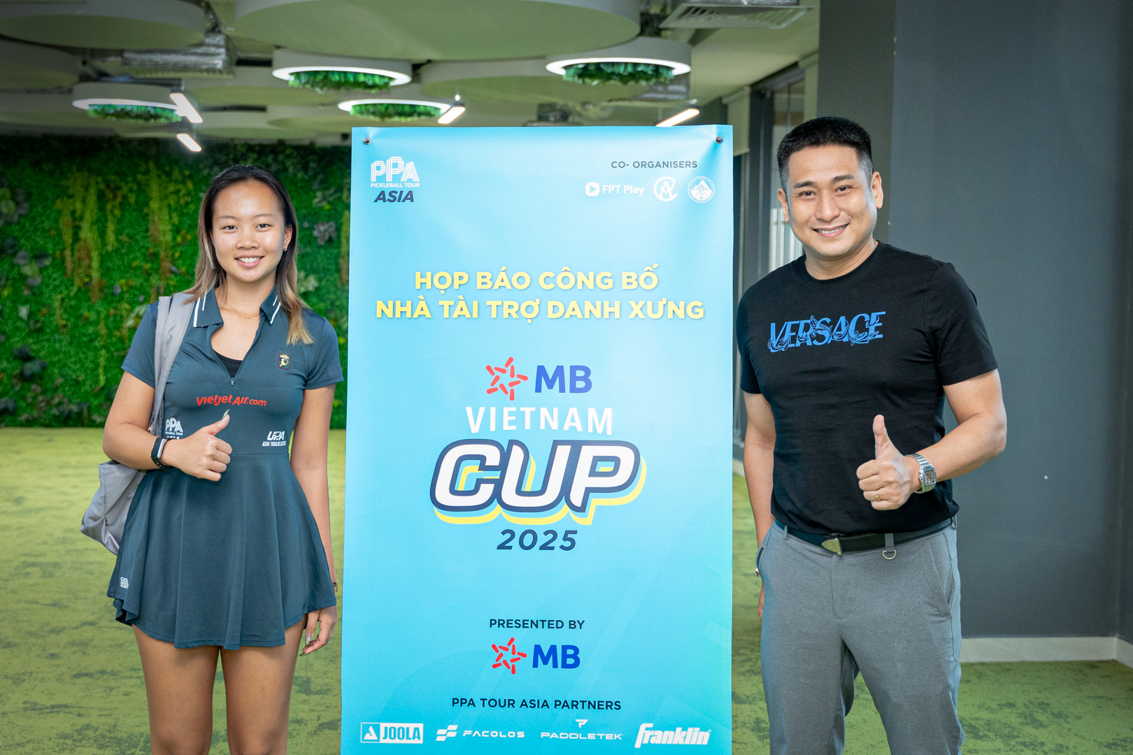 អត្តពលិក-sophia-tran-upa-asia-trailbrazer-and-mr-nguyen-minh-received-a-reception-at-the-vietnam-culture-sports-and-tourism-center.png