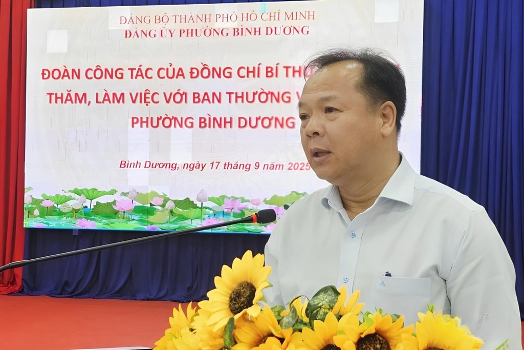 Bí thư Đảng ủy phường Bình Dương Nguyễn Văn Đông trình bày báo cáo, kiến nghị tại buổi làm việc với Bí thư Thành ủy TP Hồ Chí Minh.