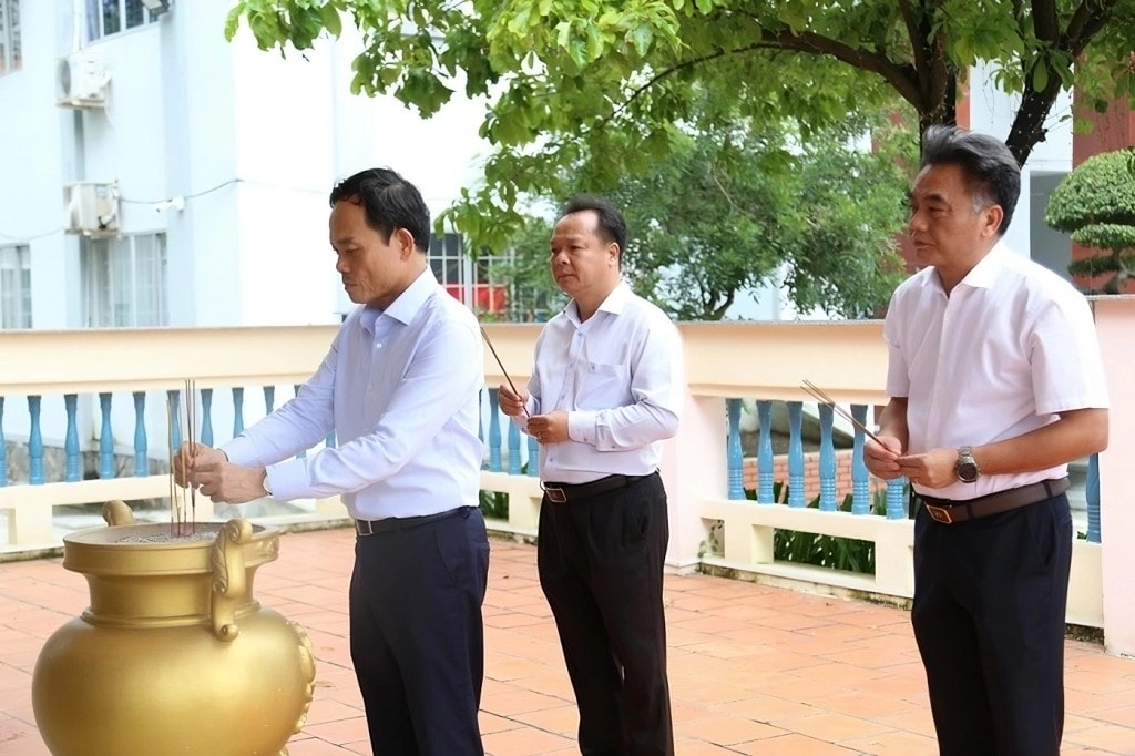 Bí thư Thành ủy TP Hồ Chí Minh Trần Lưu Quang, Phó Chủ tịch UBND TP Hồ Chí Minh Nguyễn Lộc Hà cùng Bí thư Đảng ủy phường Bình Dương Nguyễn Văn Đông dâng hương tại Khu tưởng niệm các Anh hùng liệt sĩ.