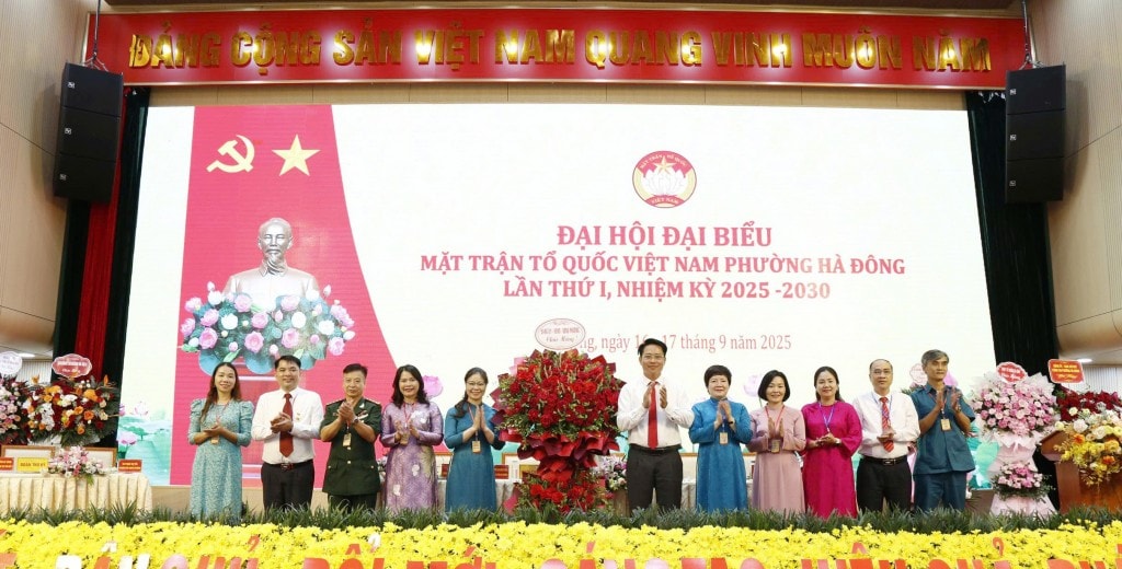 Lãnh đạo Đảng ủy - HĐND - UBND phường Hà Đông chúc mừng đại hội
