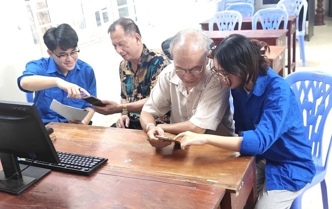 Phường Kim Liên đẩy mạnh phong trào “Bình dân học vụ số” Phường Kim Liên đẩy mạnh phong trào “Bình dân học vụ số”