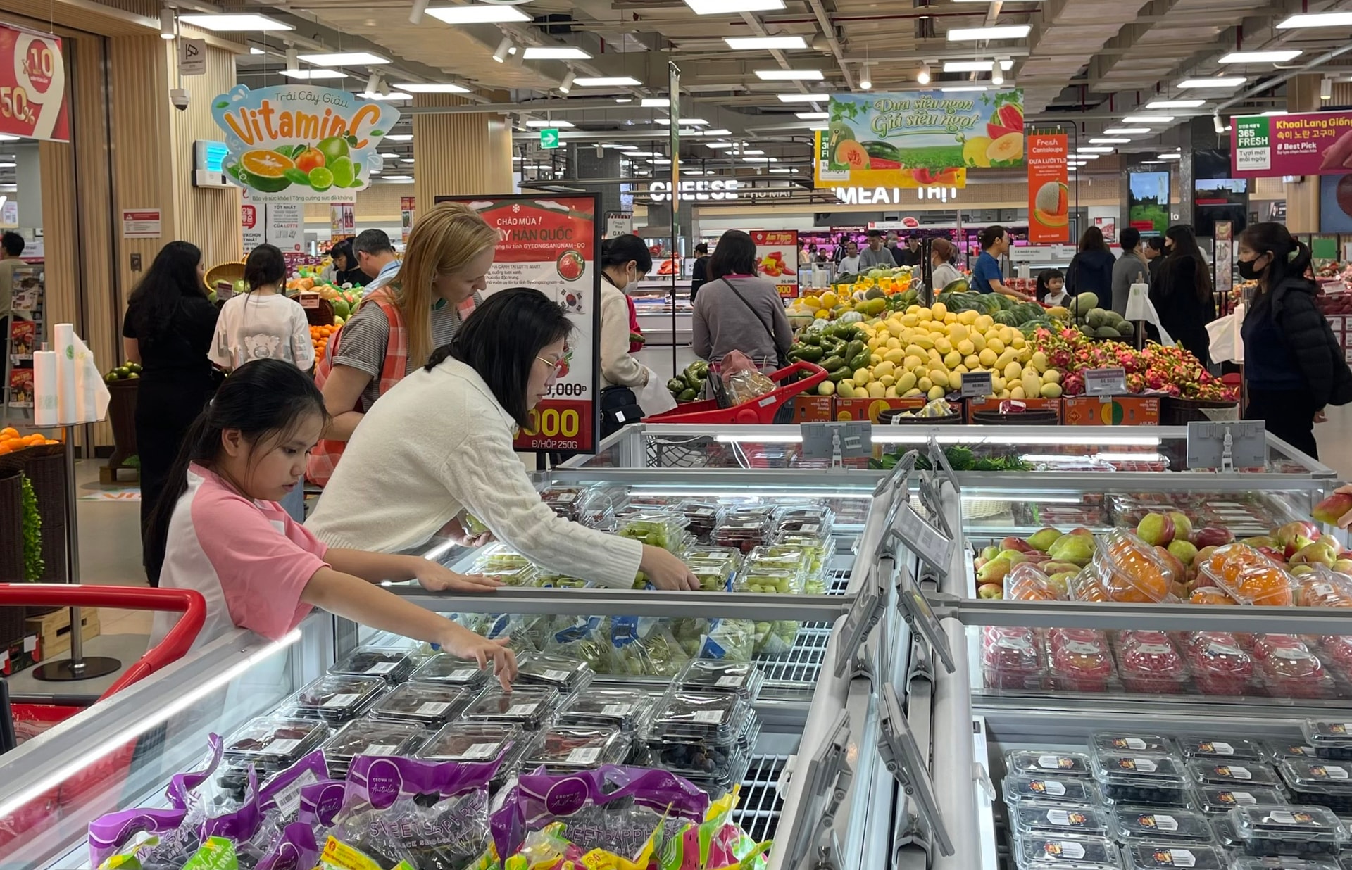 អតិថិជនជ្រើសរើសទិញផ្លែឈើនៅ Lotte Mall West Lake Hanoi។-Anh Do Tam.jpg