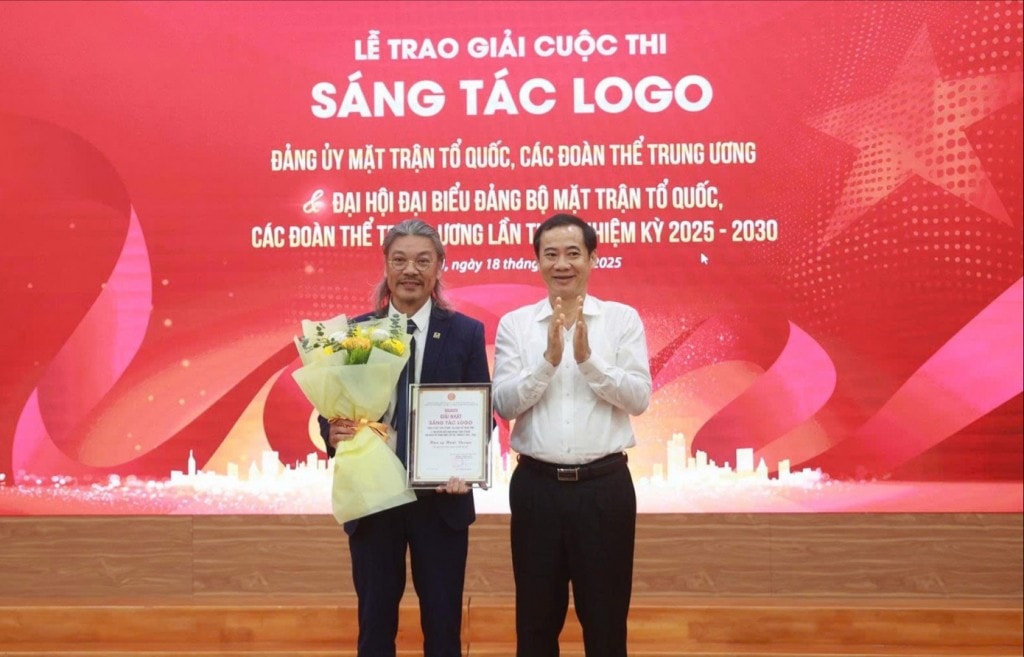 Ông Nguyễn Thái Học, Phó Bí thư Đảng ủy MTTQ, các đoàn thể Trung ương, trao giải Nhất tặng tác giả Hoài Design.