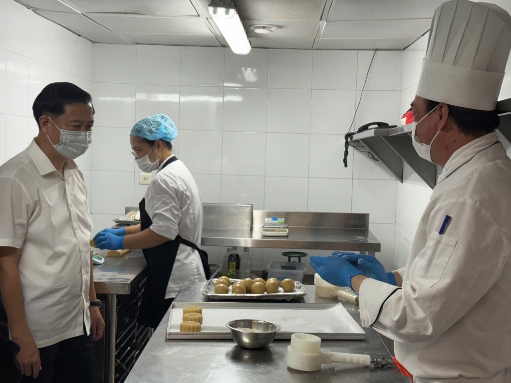 Lấy mẫu xét nghiệm các loại bánh Trung thu khách sạn 5 sao