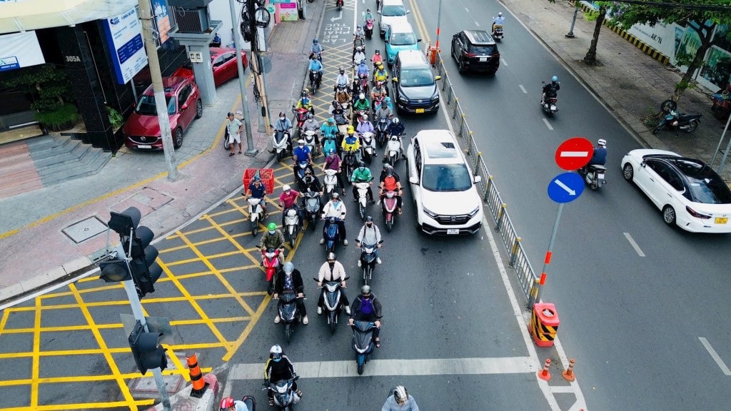 Các phương tiện nếu dừng, đỗ trên khu vực vạch mắt võng là vi phạm luật.
