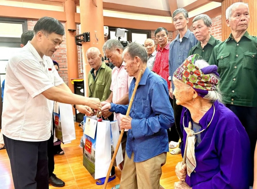 Phó Chủ tịch Quốc hội Vũ Hồng Thanh tặng quà cho các gia đình chính sách, hộ nghèo ... trên địa bàn 2 xã