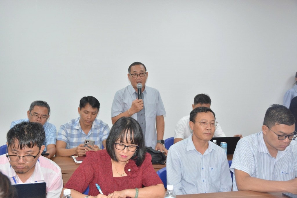 Phóng viên đặt câu hỏi tại buổi họp báo