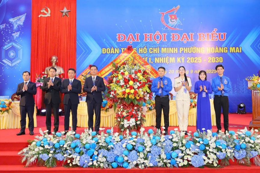 Lãnh đạo phường Hoàng Mai tặng hoa chúc mừng Đại hội Lãnh đạo phường Hoàng Mai tặng hoa chúc mừng Đại hội