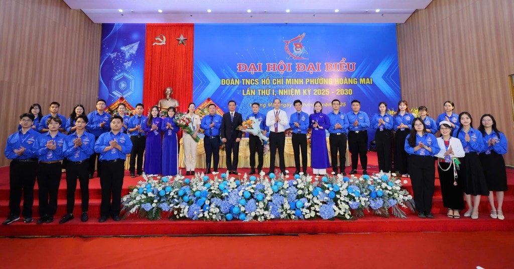Các vị đại biểu tặng hoa chúc mừng Ban Chấp hành Đoàn phường Hoàng Mai Các vị đại biểu tặng hoa chúc mừng Ban Chấp hành Đoàn phường Hoàng Mai