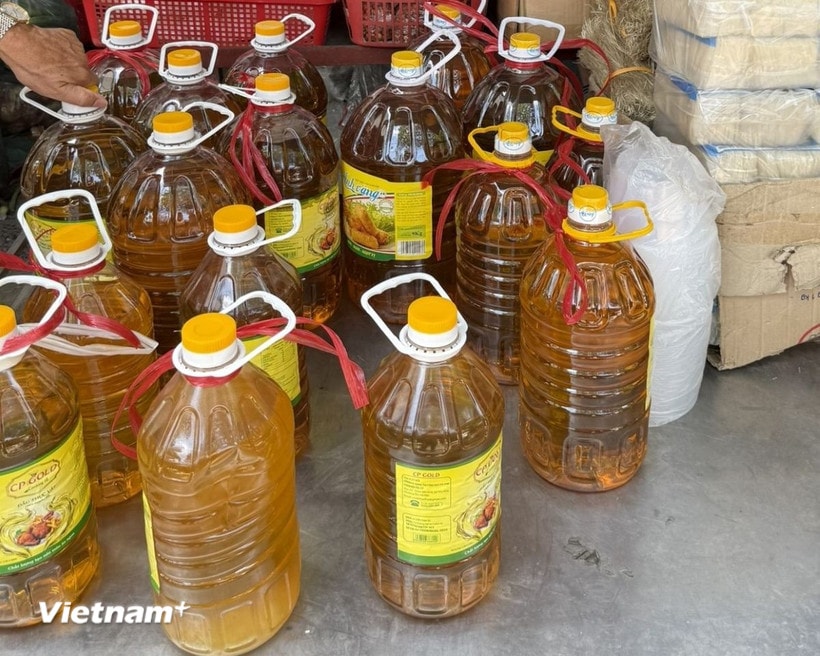 Dầu ăn giá rẻ được bày bán tràn lan tại các chợ đầu mối. (Ảnh: Sĩ Dũng/Vietnam+)