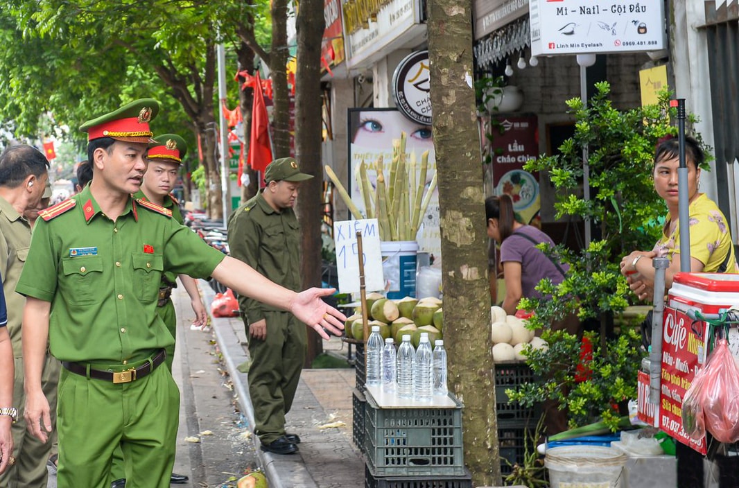 luc-luong-chuc-nang-phuong-vinh-tuy-ra-quan-nhac-nho-xu-ly-cac-truong-hop-lan-chiem-via-he-long-duong-lam-noi-kinh-doanh-buon-ban.-anh-vov.jpg