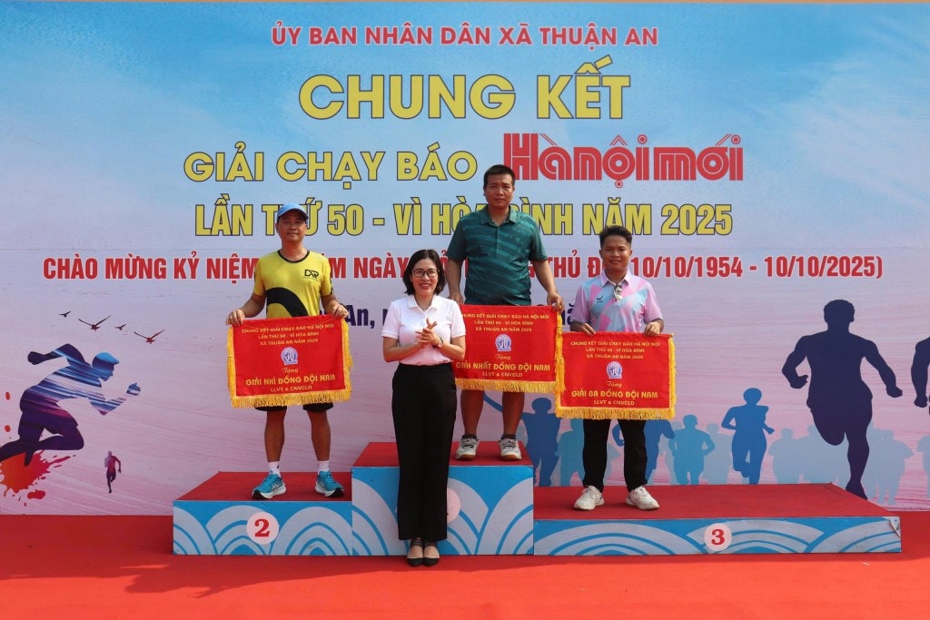 Ban tổ chức trao giải thưởng cho các cá nhân, tập thể đạt thành tích.