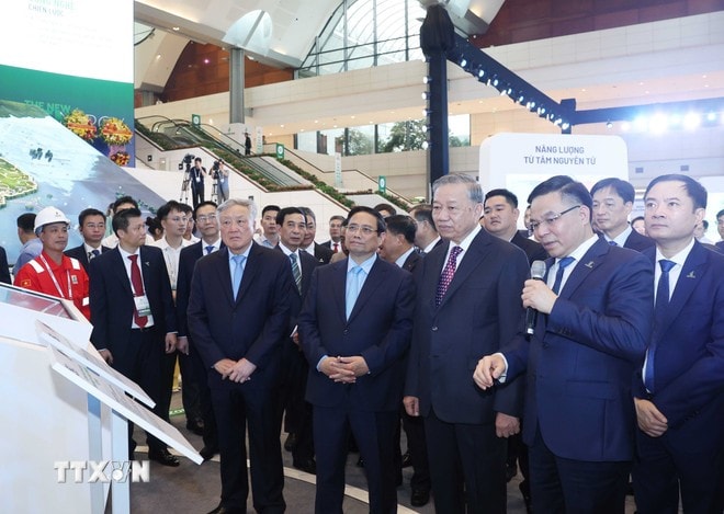 Tổng Bí thư Tô Lâm, Thủ tướng Phạm Minh Chính và các đại biểu tham quan triển lãm thành tựu khoa học, công nghệ của Tập đoàn Công nghiệp-Năng lượng quốc gia Việt Nam. (Ảnh: Quốc Khánh/TTXVN)