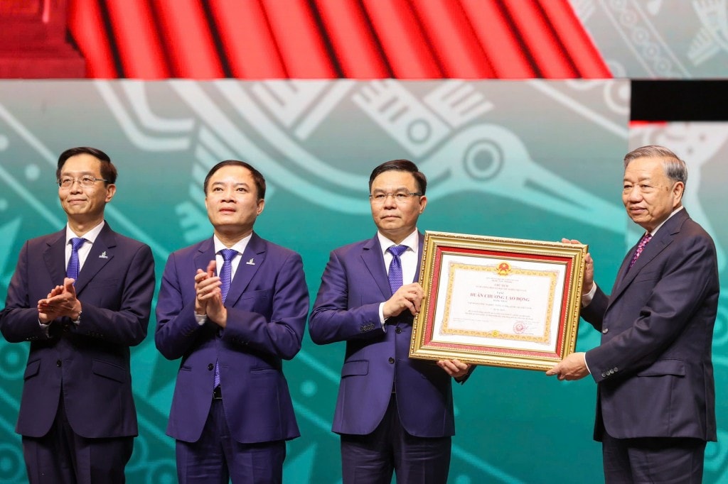 Tổng Bí thư trao Huân chương Lao động Hạng Nhất cho Petrovietnam - Ảnh: VGP
