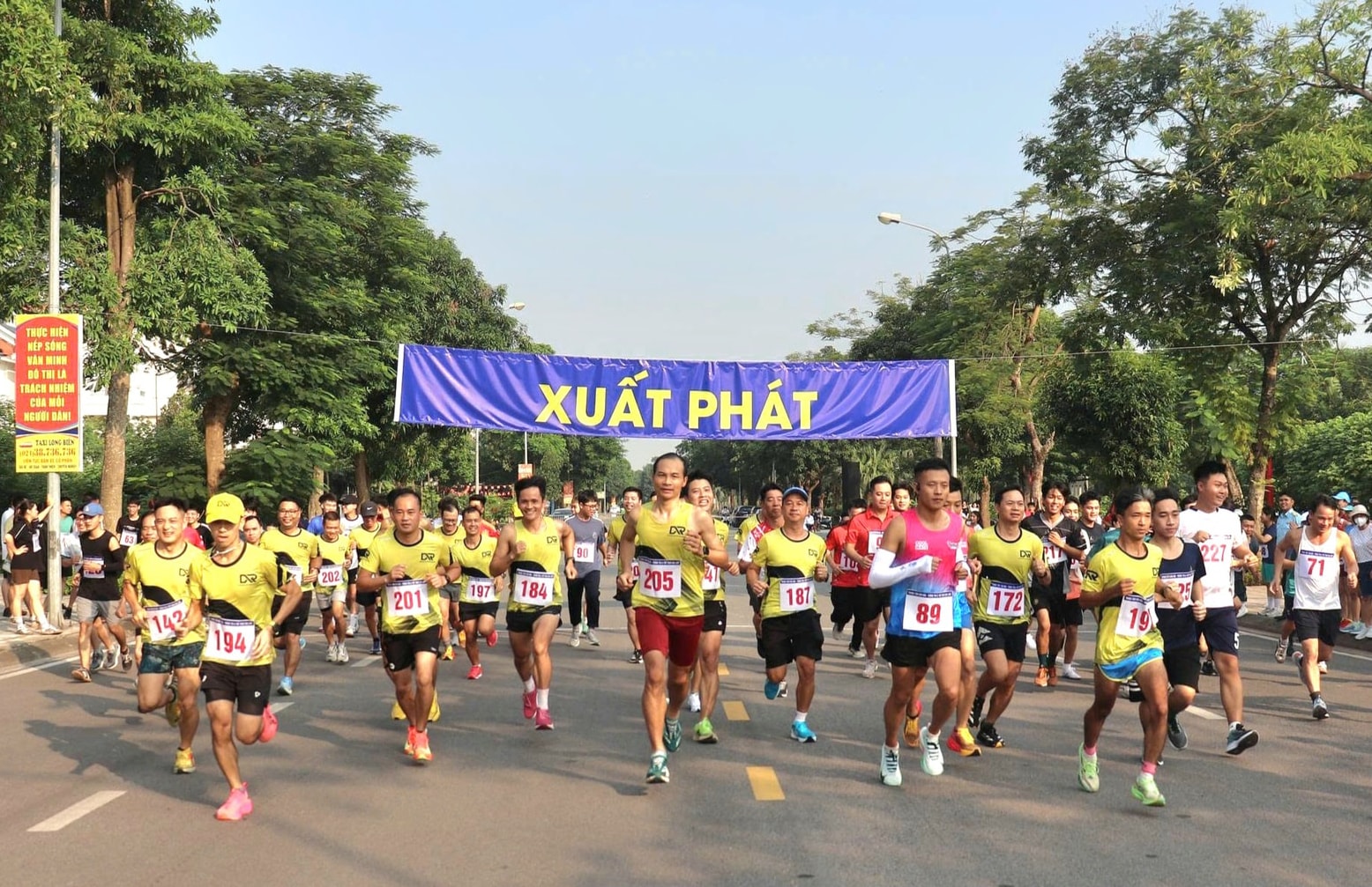 សកម្មជនបានចូលរួមក្នុងជុំចុងក្រោយនៃការរត់កាសែតហាណូយ ដែលបានពង្រីកជាលើកទី 50 ដើម្បីសន្តិភាពនៅឆ្នាំ 2025 Xa Thuan An.-Anh-Van-Thu.jpg