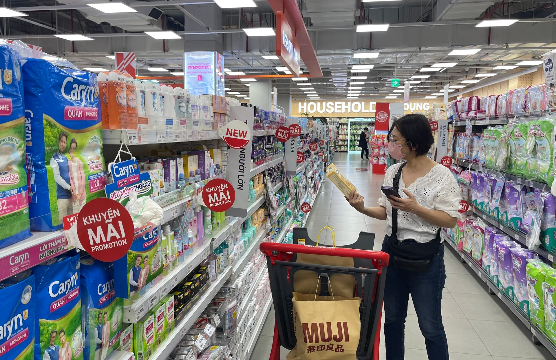 អតិថិជនទិញទំនិញនៅ Lotte Mall West Lake Hanoi.-Anh Do Tam.jpg