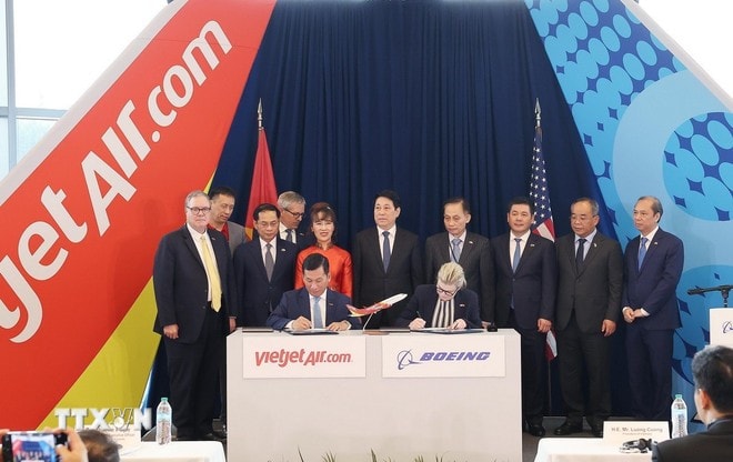 Chủ tịch nước Lương Cường chứng kiến lễ ký kết bàn giao máy bay Boeing 737 MAX đầu tiên giữa Tập đoàn Boeing và Hãng hàng không Vietjet Air. (Ảnh: Lâm Khánh/TTXVN)