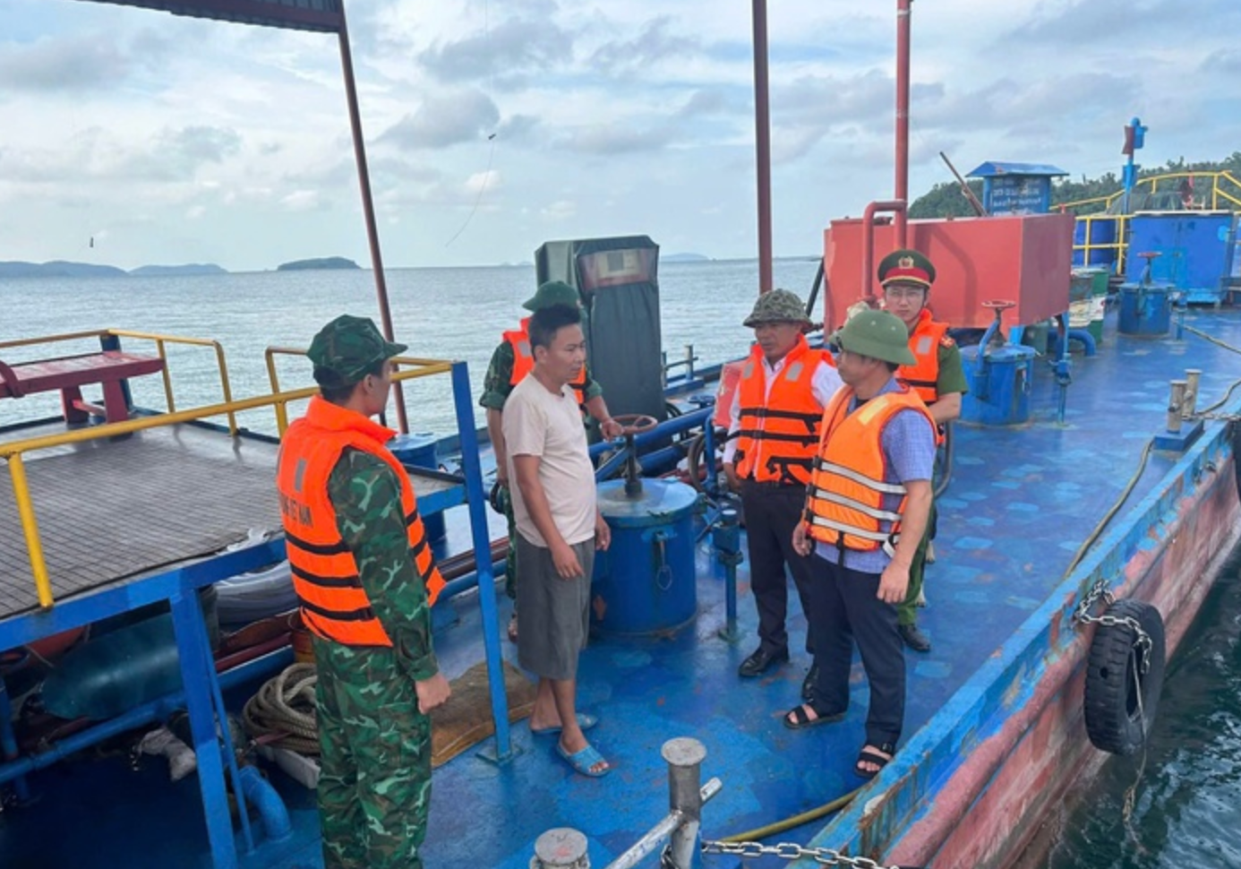 Các tàu thuyền neo đậu an toàn trên vùng biển Quảng Ninh chống bão. Ảnh: Hoàn Nguyễn