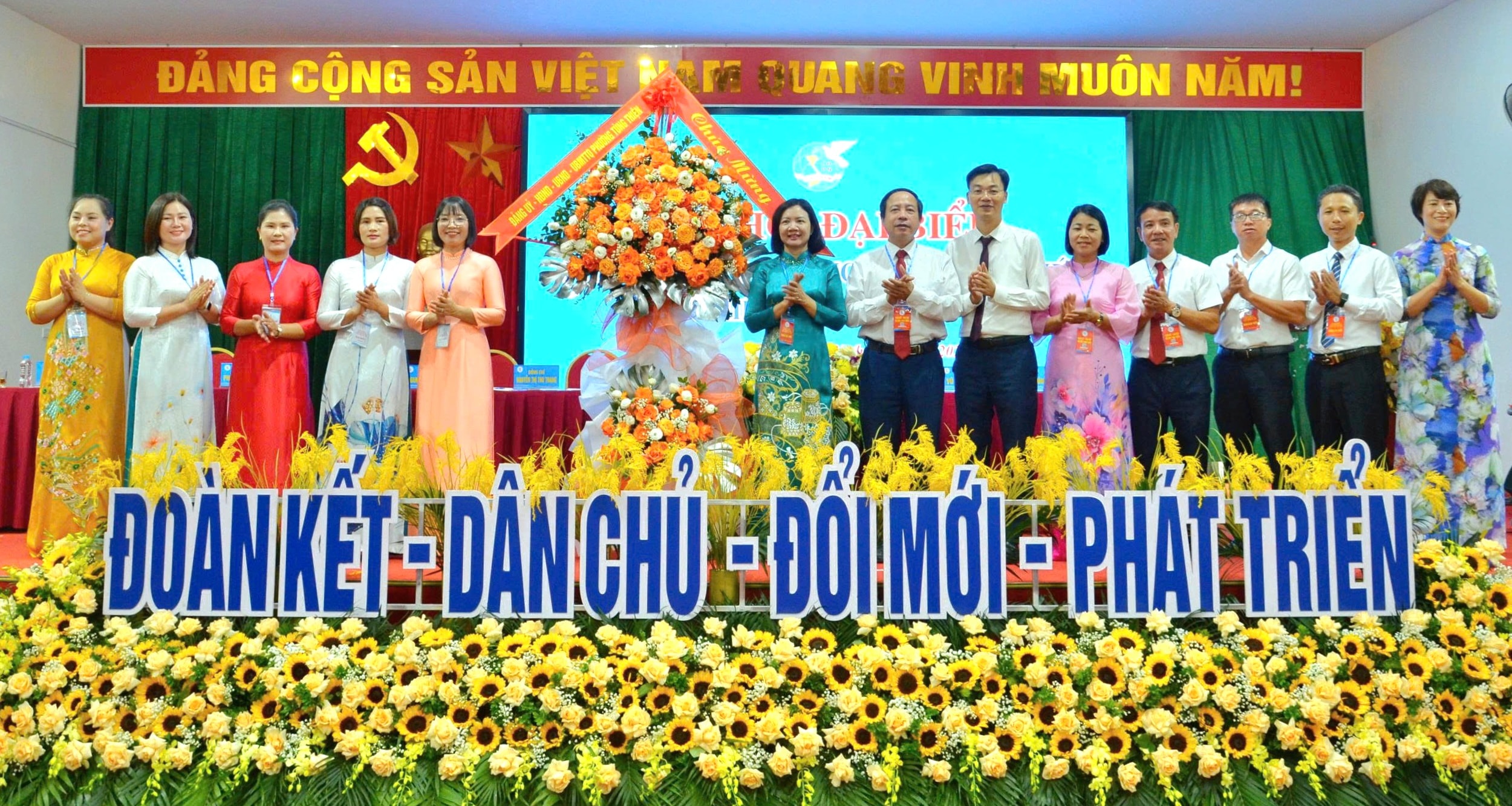 Đại diện Hội Liên hiệp Phụ nữ thành phố Hà Nội và lãnh đạo phường Tùng Thiện tặng hoa chúc mừng Đại hội. Ảnh: