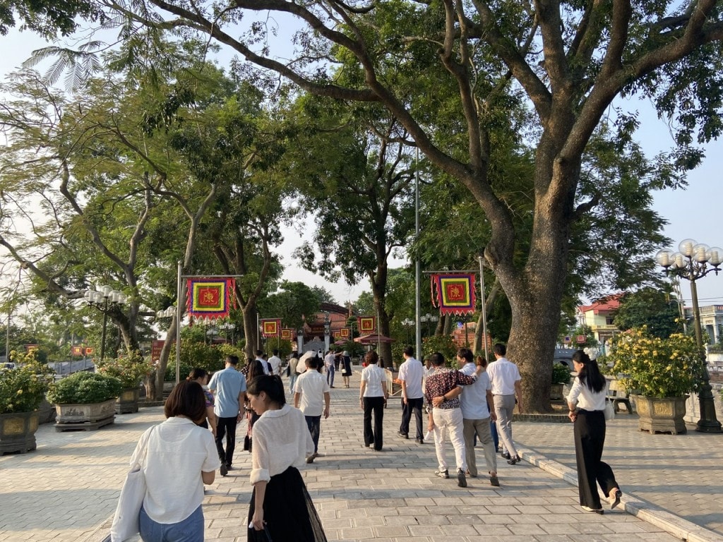 Khách thăm đền Trần Thương 