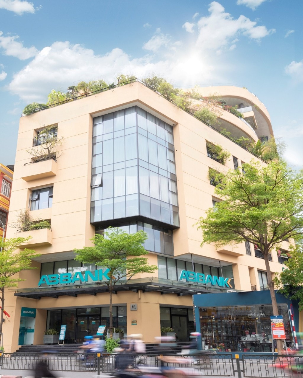 Trong suốt chặng đường hơn 32 năm phát triển, ABBANK luôn được nhớ đến với hình ảnh một ngân hàng thân thiện, có trách nhiệm với cộng đồng thông qua nhiều hoạt động an sinh xã hội và hướng tới sự phát triển bền vững
