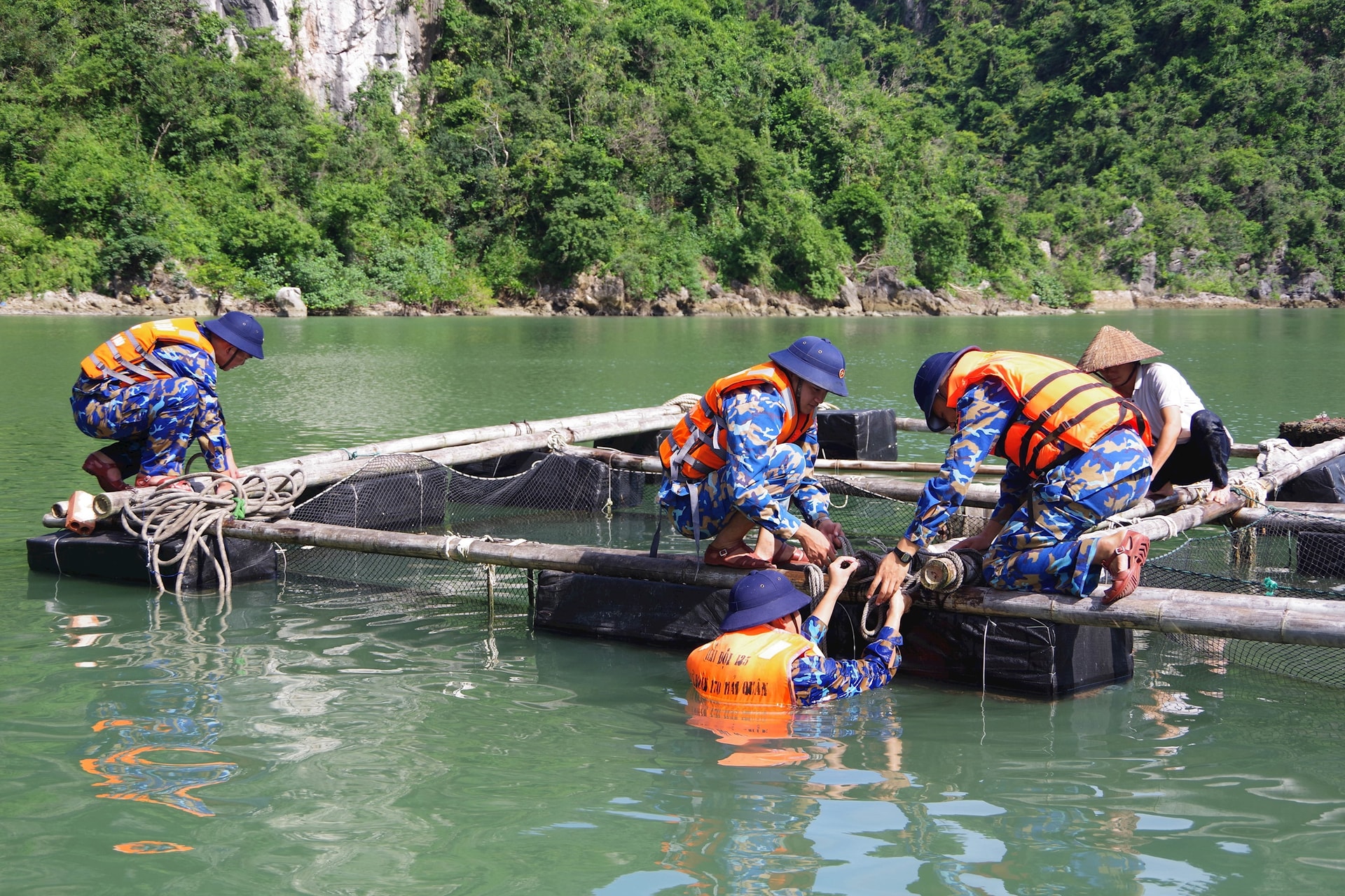can-bo-chien-si-lu-doan-170-giup-dan-chang-gia-co-chang-buoc-long-be-nuoi-thuy-san-tren-vinh-ha-long.1.jpg