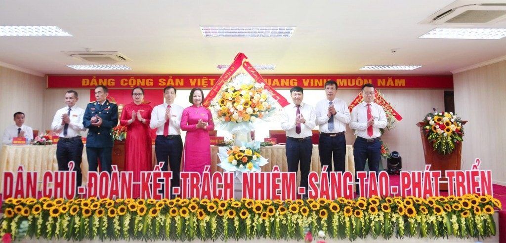 Đồng chí Phạm Anh Tuấn - Phó Chủ tịch Ủy ban MTTQ Việt Nam TP Hà Nội chúc mừng đại hội
