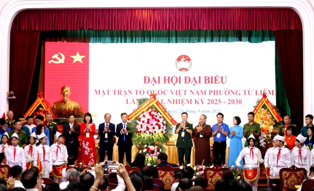 Các tổ chức chính trị xã hội tặng hoa chúc mừng Đại hội