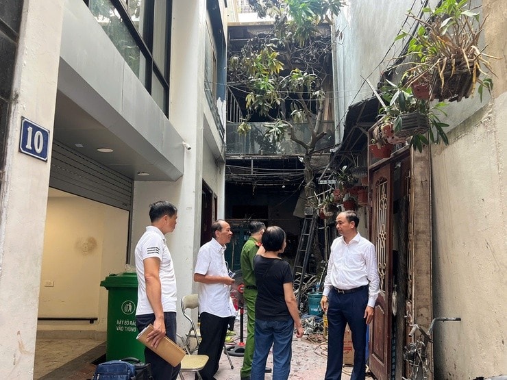 Lãnh đạo phường Tây Hồ thăm hỏi, động viên gia đình bị thiệt hại trong vụ cháy tại ngõ 175 Lạc Long Quân