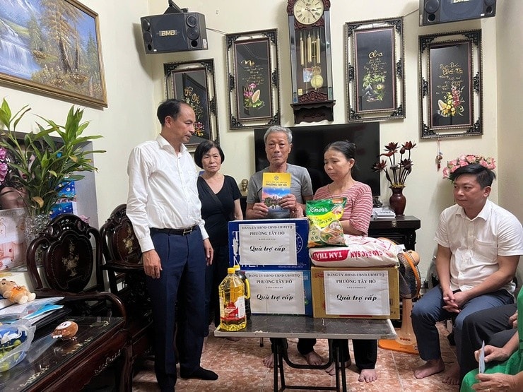 Lãnh đạo phường Tây Hồ thăm hỏi, động viên gia đình bị thiệt hại trong vụ cháy tại ngõ 175 Lạc Long Quân