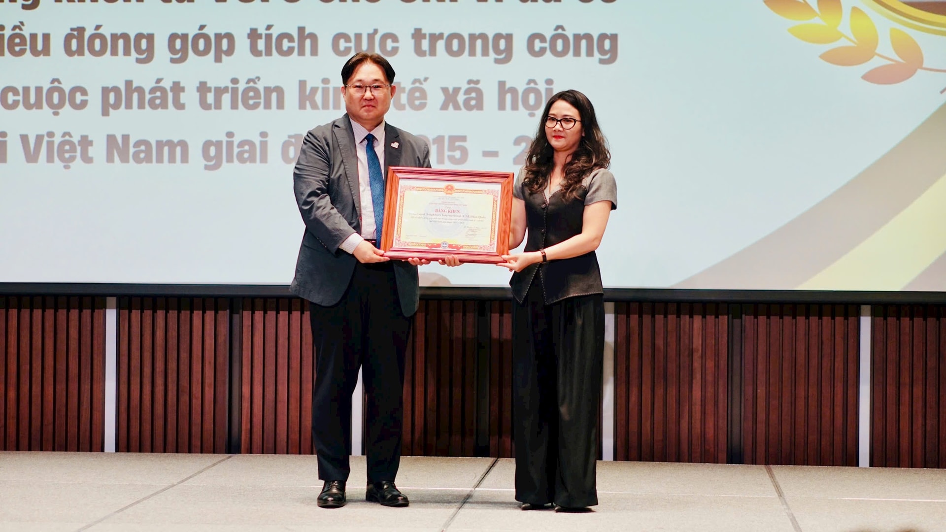 Tổ chức phi chính phủ GNI Việt Nam nhận Bằng khen của Hội Liên hiệp các Tổ chức Hữu nghị Việt Nam. Ảnh: Hiên Nguyễn.