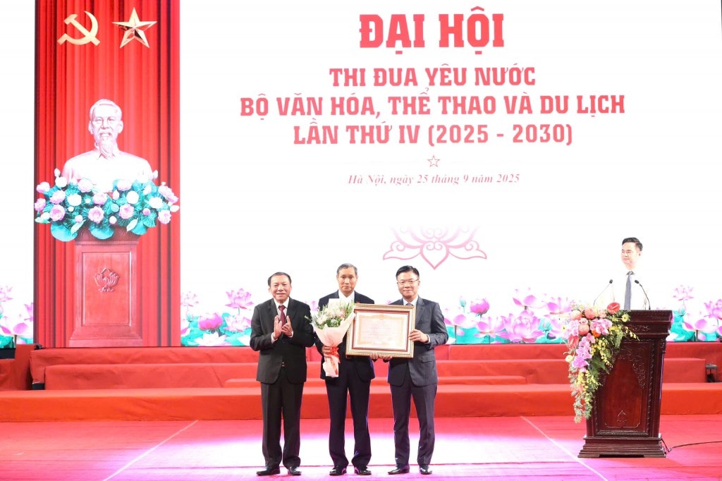Phó Thủ tướng Lê Thành Long và Bộ trưởng Nguyễn Văn Hùng thay mặt lãnh đạo Đảng, Nhà nước trao danh hiệu Anh hùng lao động tới HLV Mai Đức Chung