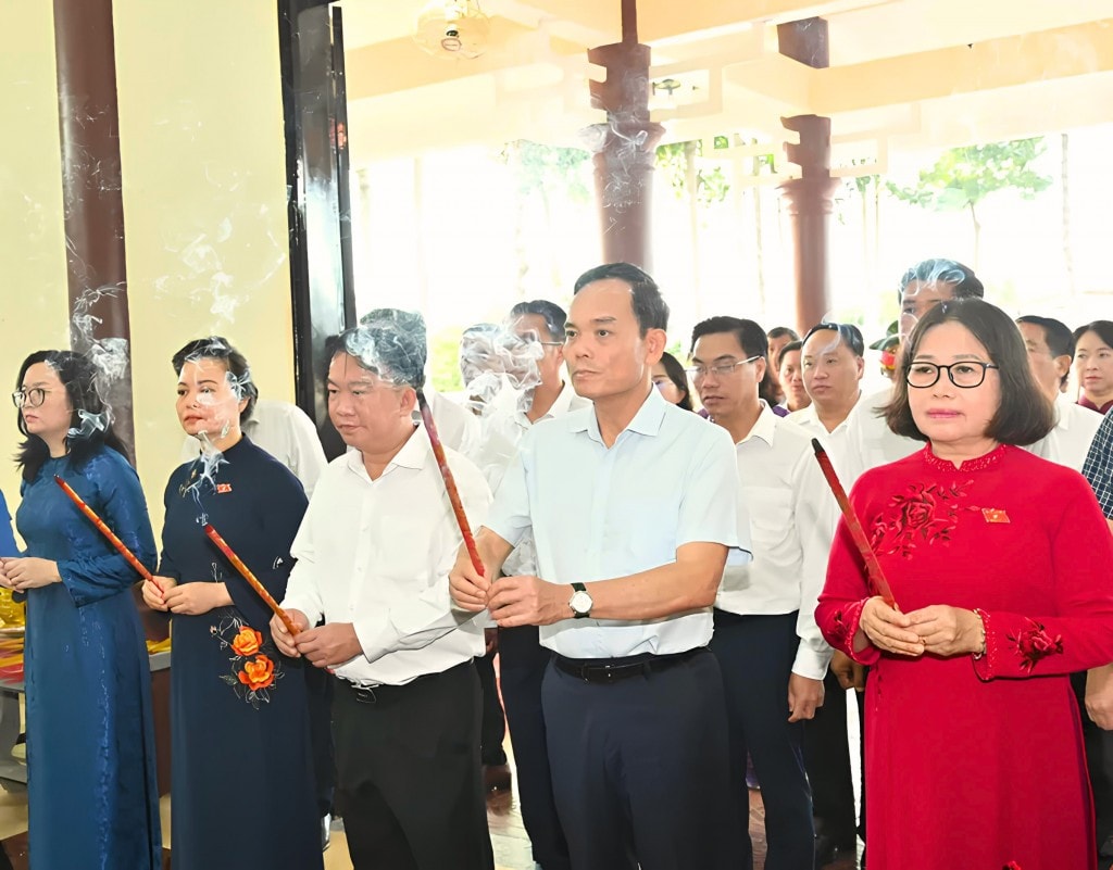 Bí thư Thành ủy TPHCM Trần Lưu Quang cùng đoàn đại biểu dâng hương tưởng nhớ các Anh hùng liệt sĩ tại Đền thờ Liệt sĩ Long Phước. 