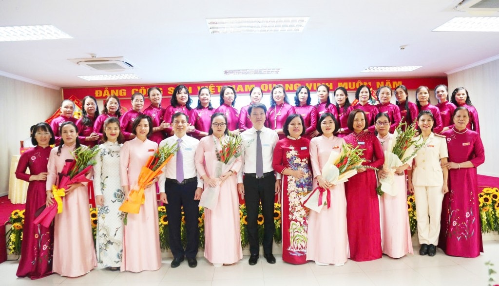 Các đại biểu tặng hoa chúc mừng 