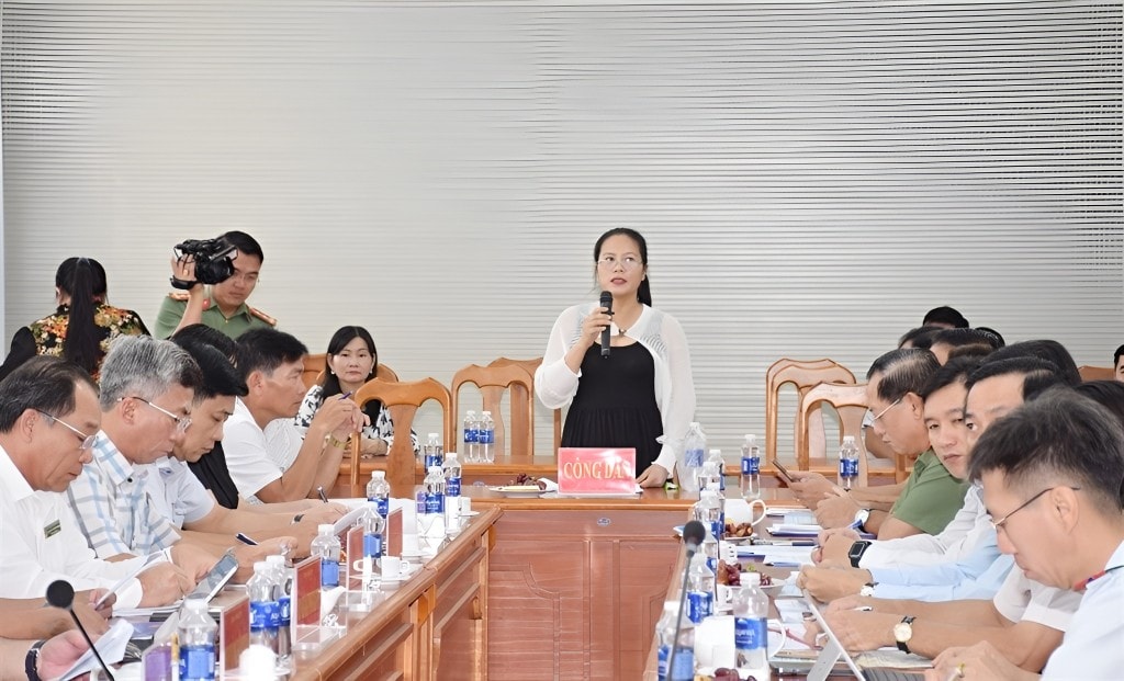Công dân nêu ý kiến tại buổi đối thoại với lãnh đạo tỉnh Cà Mau.