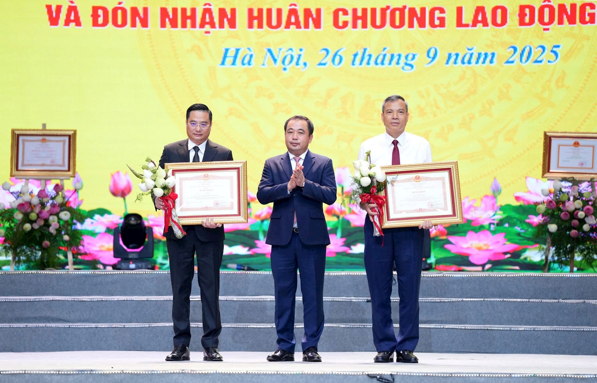 Đồng chí Trần Đức Thắng, quyền Bộ trưởng Bộ Nông nghiệp và Môi trường trao Bằng khen của Thủ tướng Chính phủ cho các cá nhân có thành tích xuất sắc trong phong trào xây dựng nông thôn mới Hà Nội. Ảnh: Viết Thành