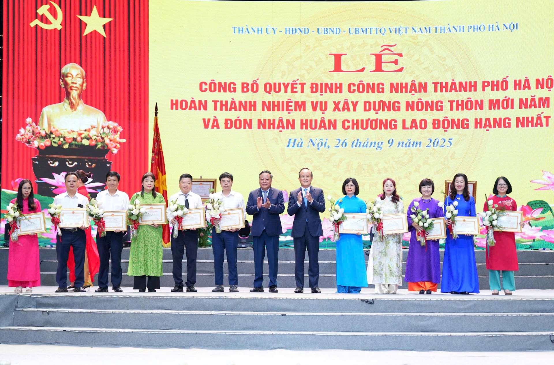 Đồng chí Nguyễn Văn Phong, Phó Bí thư Thường trực Thành ủy và Nguyễn Ngọc Tuấn, Phó Bí thư Thành ủy, Chủ tịch HĐND thành phố Hà Nội trao Bằng khen của UBND thành phố cho các tập thể, cá nhân có thành tích xuất sắc trong phong trào xây dựng nông thôn mới Hà Nội. Ảnh: Viết Thành