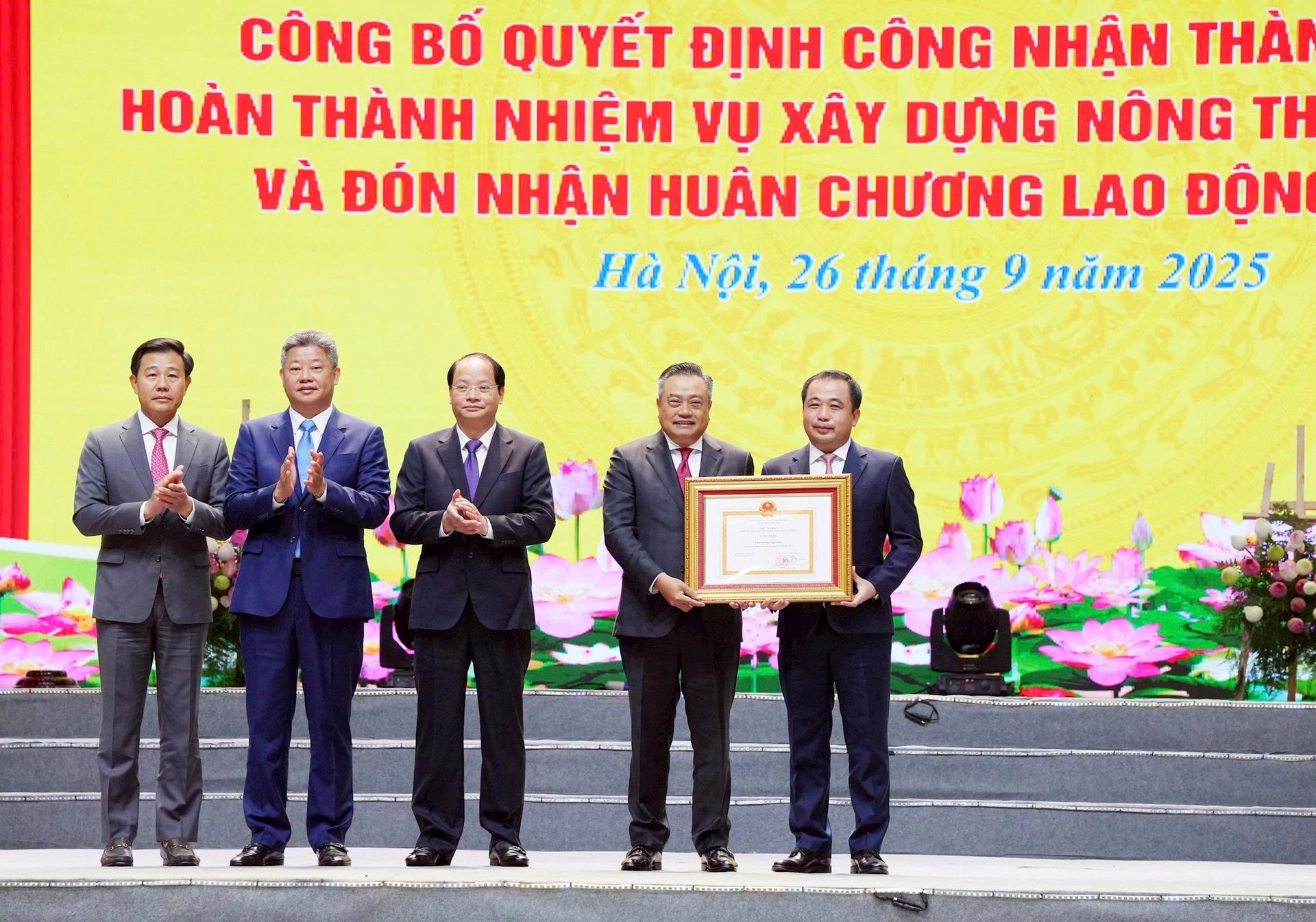 Đồng chí Trần Đức Thắng, quyền Bộ trưởng Bộ Nông nghiệp và Môi trường trao Bằng công nhận thành phố Hà Nội hoàn thành nhiệm vụ xây dựng nông thôn mới năm 2024 cho Đảng bộ, Chính quyền và hân dân thành phố Hà Nội. Ảnh Viết Thành.