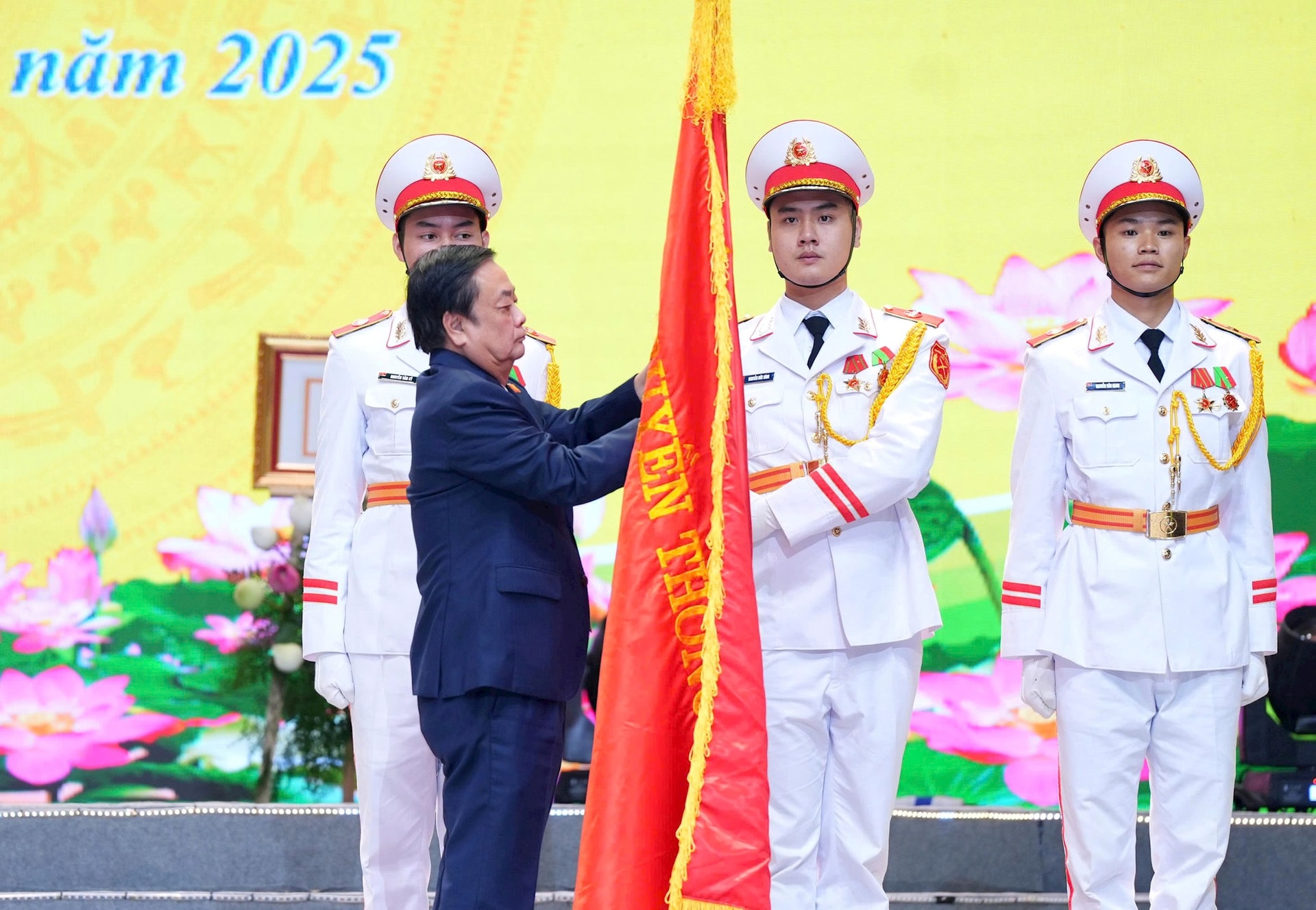 Đồng chí Lê Minh Hoan, Phó Chủ tịch Quốc hội trao Huân chương lao động Hạng Nhất cho Đảng bộ, Chính quyền và Nhân dân Thành phố Hà Nội. Ảnh: Viết